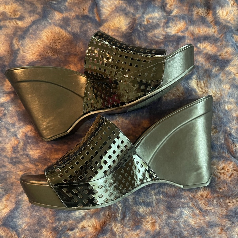 NEW Diane Von Furstenberg Black Patent Mules with Intricate Design - Picture 4 of 10